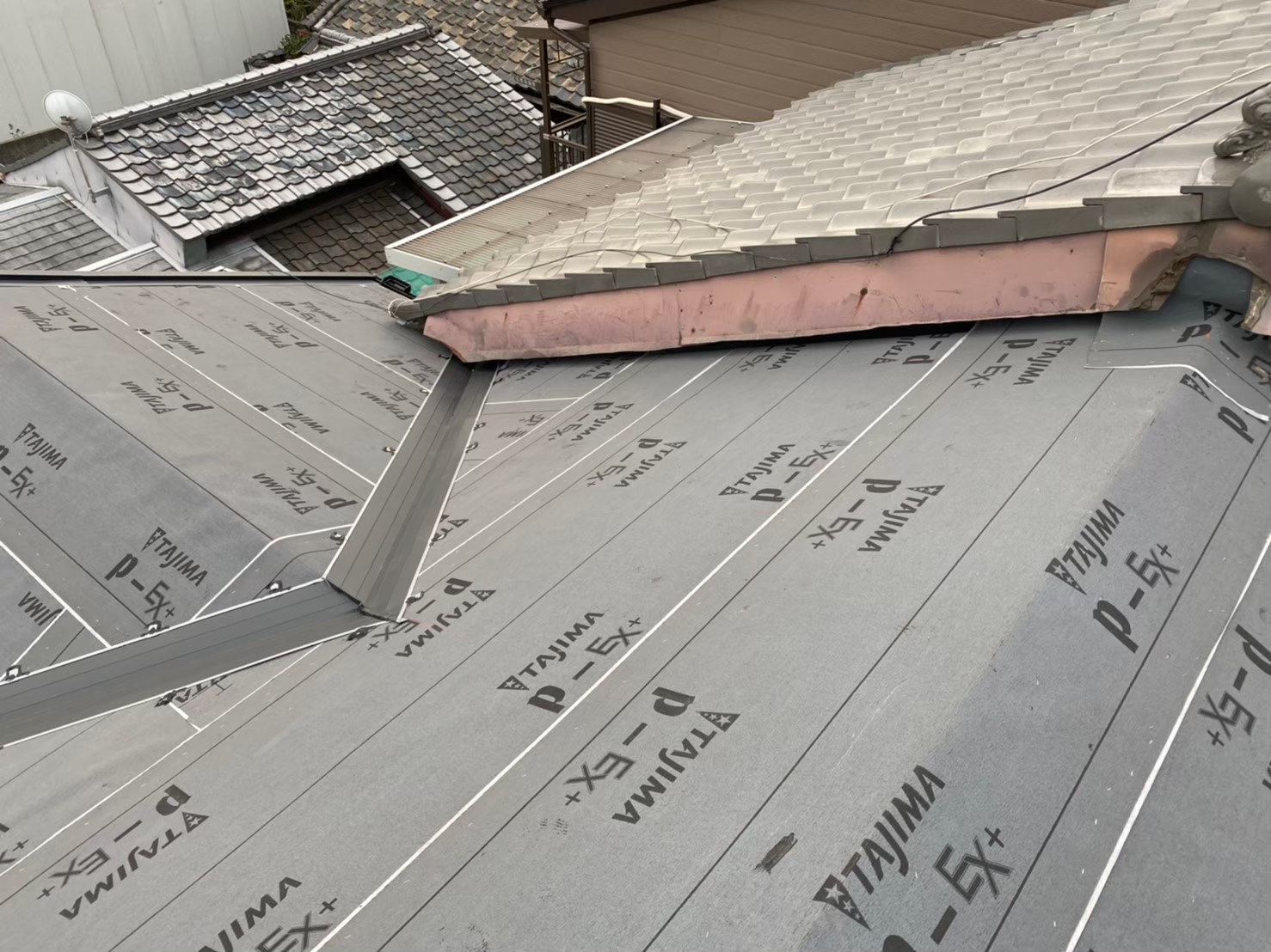 防水紙設置後谷板金設置